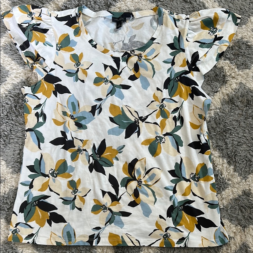 Ann Taylor White and Gold Fitted Cap Sleeve Blouse